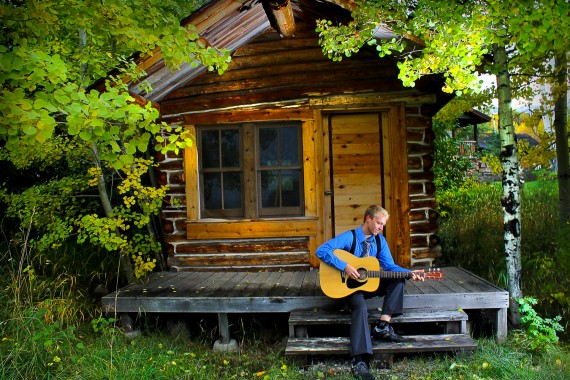 MeganKelly-Spencer-Cabin-GuitarPlater-SittingOnSteps-MKPhotodesign-MKPhotography